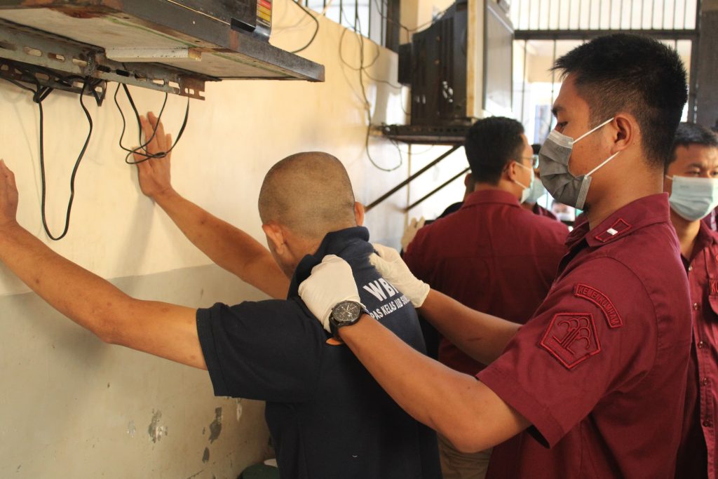Kembali Lakukan Razia Kamar Hunian, Kalapas Ajak Seluruh Petugas dan Warga Binaan Komitmen Patuhi Aturan