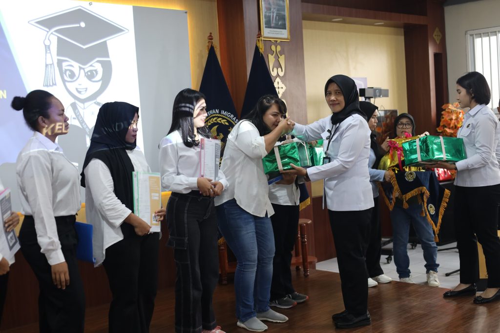Warga Binaan Lapas Perempuan Bandung Terima Ijazah dan Raport Program Kesetaraan