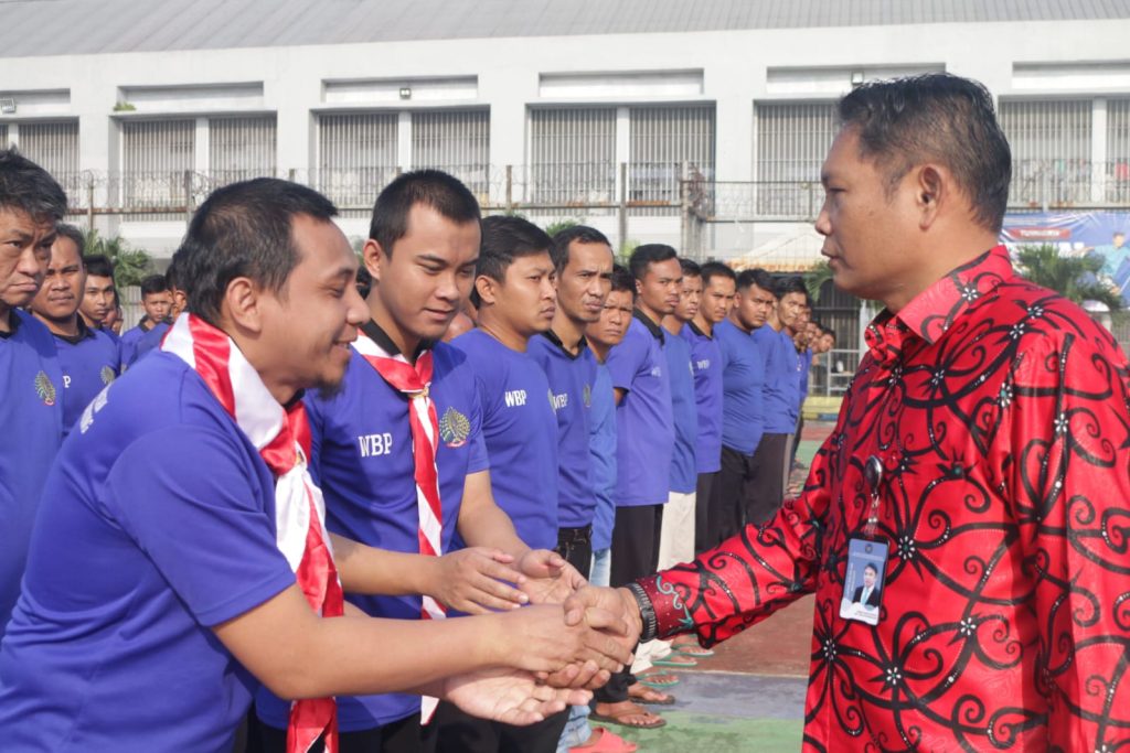 Upacara HUT Kemerdekaan RI ke 80 di Lapas Banceuy, Kalapas Peluk Napiter Saat Pemberian Remisi