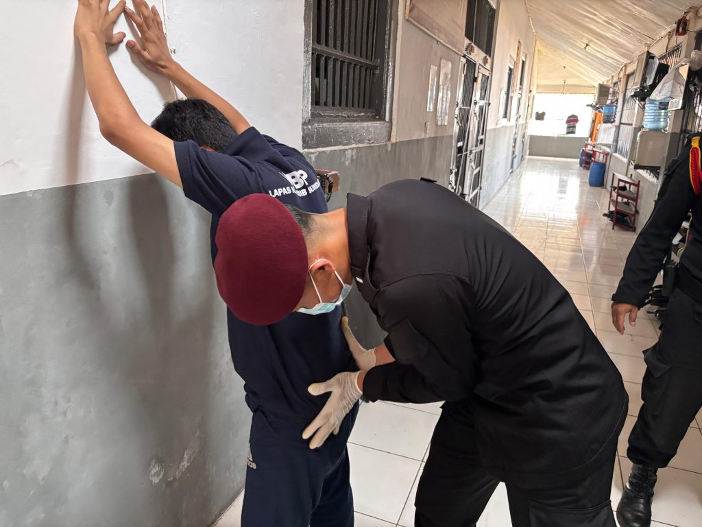 Pastikan Bersih dari Barang Terlarang, Lapas Sumedang Gelar Razia Blok Hunian