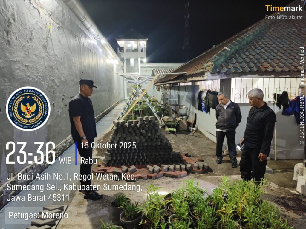 WBP Lapas Kelas IIB Sumedang Ikuti Pembinaan Produktif Program Produksi Paving Block