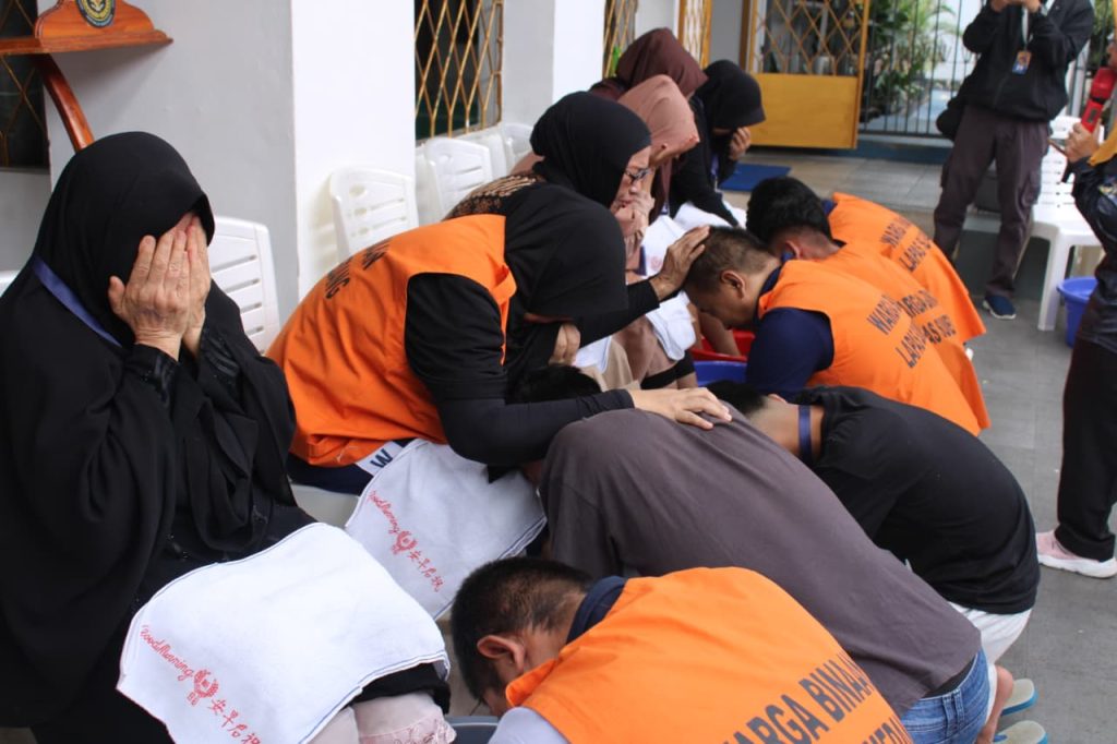 Tangis Tak Bisa Dibendung, Warga Binaan Lapas Sumedang Basuh dan Cium Kaki Ibu Dalam Momen Haru Hari Ibu