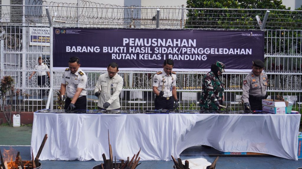 Terapkan One Day One Cell Rutan Kelas I Bandung Musnahkan Barang Bukti Hasil Sidak dan Penggeledahan, Tegaskan Komitmen Zero HALINAR