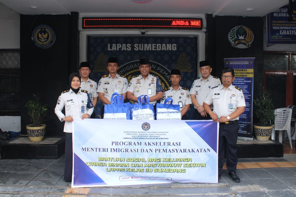 Lapas Sumedang Peduli Masyarakat, Bagikan Sembako dan Pakaian ke Panti Sosial serta Bagikan Takjil